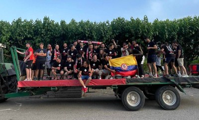 Jugadors i cos tècnic del CF Coll de Nargó celebren el títol de Quarta Catalana pels carrers del poble (Foto: Esther Reig / CF Coll de Nargó)