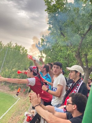 L'afició del CF Coll de Nargó celebra el títol i l'ascens a Tercera (Foto: Esther Reig / CF Coll de Nargó)