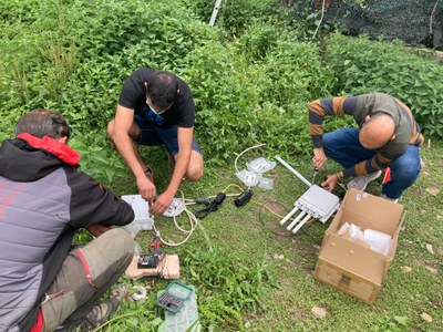 Pla de detall d'uns tècnics preparant antenes LoRa per instal·lar a la Val d'Aran (Foto: Conselh Generau Aran) 