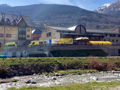 Aparcament de l'Hospital de Vielha amb un hospital de campanya. Imatge del 20 de març del 2020 (Foto: Conselh Generau d'Aran)