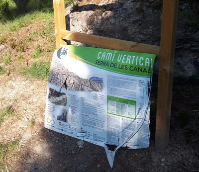 Vandalisme als senyals del Camina Pirineus (Foto: CCAU)