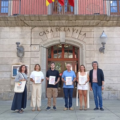Lliurament de bústies a l'Ajuntament de Puigcerdà, en el marc de la campanya 'Visibilitzem les violències' (Foto: CCCerdanya)