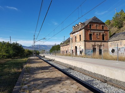 Estat actual de l'abandonada estació de tren d'Urtx-Alp, de la línia de tren R3 (Foto: arxiu)