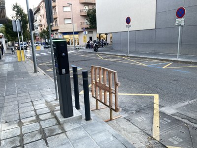 Instal·lació d'un carregador a l'espai on hi haurà el cotxe elèctric del Consell Comarcal de l'Alt Urgell per a mobilitat compartida (Foto: RàdioSeu)