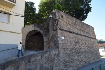 Muralles de la plaça del Lledoner d'Oliana (Foto: Carles Gascón Chopo)