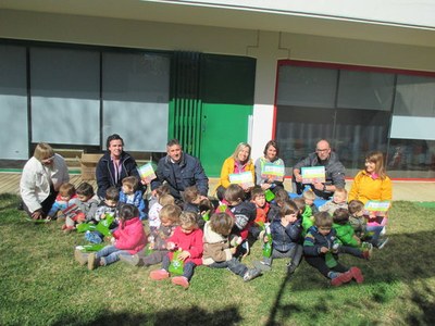 Un grup de nens amb la cantimplora reutilizable que els ha entregat el Consell Comarcal del Pallars Jussà (Foto: CCPJ)