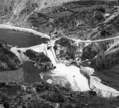 Presa de Borén desguassant, el 1958 (Foto: Centre Cultural de les Valls d'Àneu/Endesa)