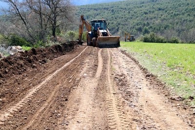 Habilitació d'una pista d'accés després de l'esllavissada a Castell de Mur (Foto: ACN)