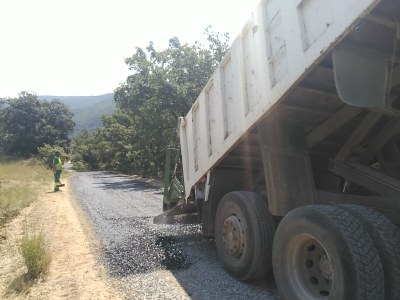 Treballs d'asfaltat en un accés local del Pallars Jussà