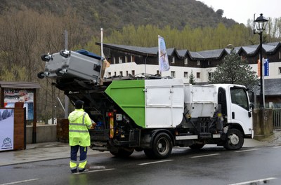 Un camió de recollida d'escombraries al Pallars Sobirà (Foto: ACN)