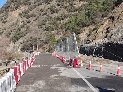 Pas alternatiu a la C-13, entre Rialp i Llavorsí, a causa de l'esllavissada de roques (Foto: TES)