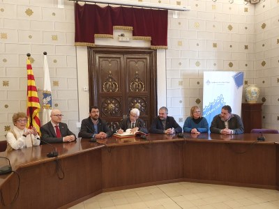 Manel Balcells a la sala de plens de l'Ajuntament de la Seu, on ha signat al Llibre d'Honor del consistori (Foto: Del. Govern Alt Pirineu i Aran)