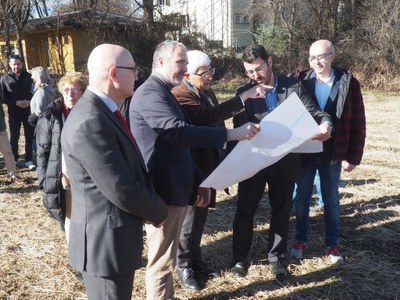 Manel Balcells, acompanyat de Francesc Viaplana i Jordi Fàbrega, revisa sobre el terreny els plànols del futur Hospital Comarcal de l'Alt Urgell