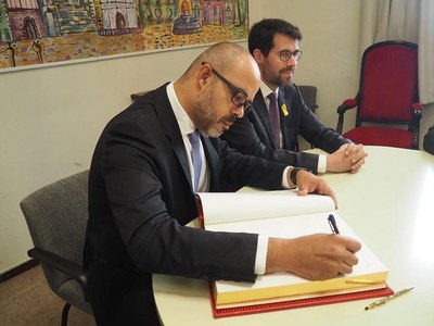Miquel Buch signa al llibre d'honor de l'Ajuntament de la Seu