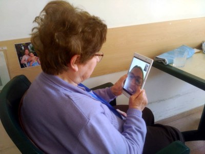 Una usuària de la residència de Guissona conversa amb una familiar mitjançant una tauleta tàctil (Foto: Salut)