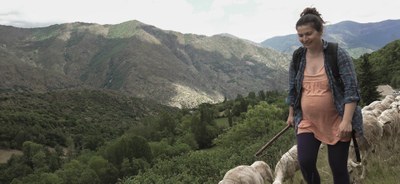 Imatge d'una jove pastora que ha ofert el seu testimoni al documental 'El No a l'Ós'