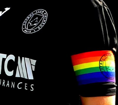 Braçalet del FC Pirineus amb motiu del Dia Internacional contra l'LGBTIfòbia en el Futbol