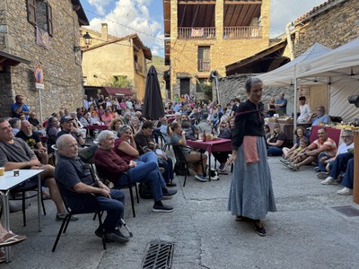 L'Esperanceta de Casa Gassia oferint el seu espectacle de 'Cabaret pagès' a la plaça Major d'Estamariu (Foto: Fundació Planes Corts)