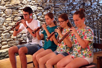 Un grup d'alumnes tocant la gralla al Dansàneu (Foto: ACN)