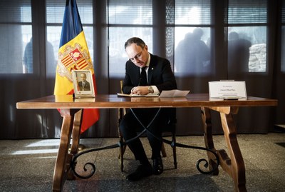Xavier Espot signa al llibre de condolences per la mort d'Antoni Martí (Foto: Govern d'Andorra)