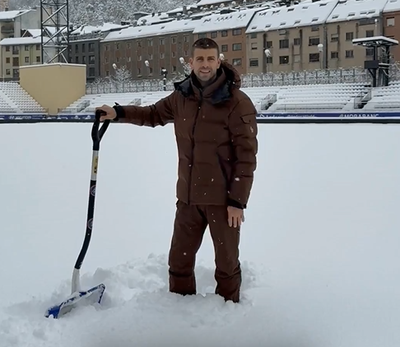 Gerard Piqué, participant a la neteja de la neu acumulada a l'Estadi de la FAF a Encamp, dissabte (@fcandorra)
