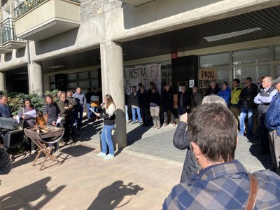 Protesta de pagesos de l'Alt Urgell davant l'oficina comarcal d'Acció Climàtica, aquest mes de febrer