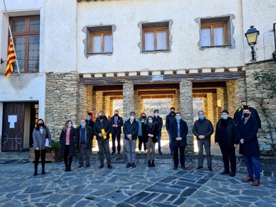 La consellera de la Presidència, Laura Vilagrà, amb els alcaldes del Pallars Sobirà, a Tírvia (Foto: ACN)