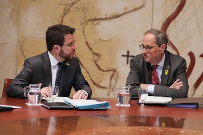 El president de la Generalitat, Quim Torra, conversa amb el vicepresident del Govern i conseller d'Economia, Pere Aragonès, durant la reunió del Consell Executiu (Foto: ACN)