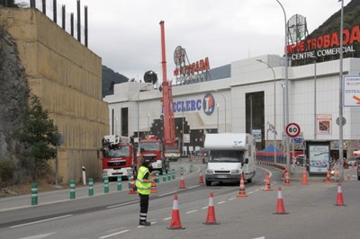 Autocaravana circulant per la zona de l'esllavissada (Foto: ACN)