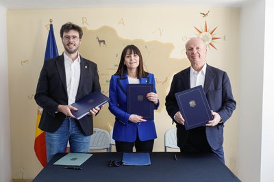 Signatura de la compravenda de l'edifici de CATSA per part del Govern d'Andorra i el Comú de Sant Julià de Lòria (Foto: Govern d'Andorra)