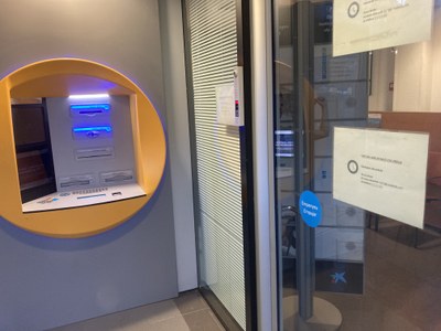 Entrada de l’única oficina bancària de Martinet, amb un rètol que indica l'exigència de cita prèvia (Foto: arxiu)