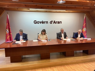 Moment de la signatura del conveni per part del secretari general per al Repte Demogràfic, Francés Boya, la síndica d'Aran, Maria Vergés, el president de la Diputació de Lleida, Joan Talarn, i el president de la Diputació d'Osca, Miguel Gracia, a Vielha. 