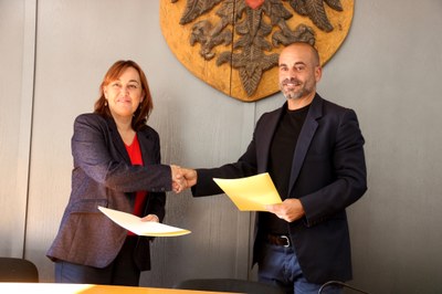 Firma del conveni entre la consellera Sílvia Paneque i l'alcalde de Sort, Baldo Farré (Foto: ACN)