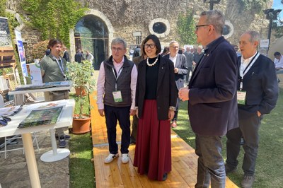 La consellera d'Interior, Núria Parlon, amb el president de la Federació Catalana de Càmpings, Miquel Gotanegra, i el president de la Diputació de Lleida, Joan Talarn, visitant els expositors situats a l'exterior del 2n Congrés de Càmpings de Catalunya (F