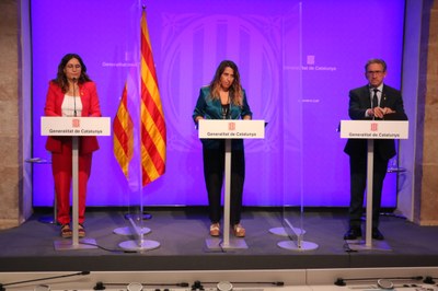 La consellera de la Presidència, Laura Vilagrà; la portaveu del Govern, Patrícia Plaja, i el conseller d'Economia, Jaume Giró, durant la roda de premsa per anunciar les noves mesures (Foto: ACN)