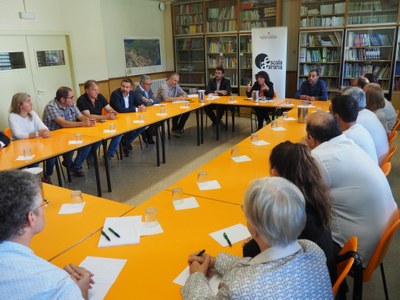 Reunió de Teresa Jordà amb representants del sector làctic, a l'Escola Agrària del Pirineu