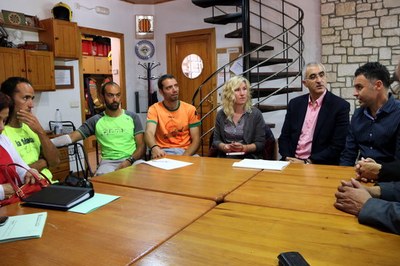 Reunió de Gendrau amb bombers del Pont de Suert (Foto: ACN)