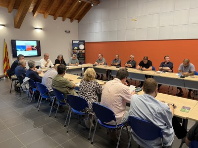 La directora general de Qualitat Ambiental i Canvi Climàtic, Mireia Boya, s'ha reunit amb els alcaldes del Pallars Sobirà a Sort (Foto: ACN)