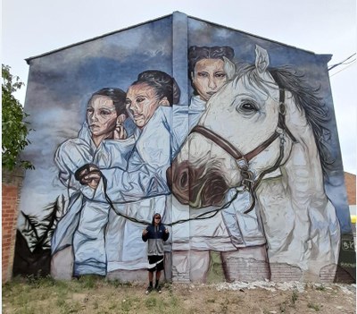 B:K (Oriol Garreta) davant el mural guanyador