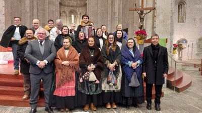 El Grup de Folklore Casa de Portugal d'Andorra porta de nou el cant de les Janeiras a la Seu (Foto: Bisbat d'Urgell)