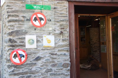 Protesta davant l'oficina del Parc Natural de l'Alt Pirineu pels atacs de l'ós contra el bestiar