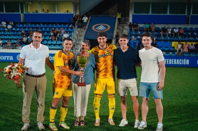 Reconeixement a la família d'Emili Vicente al final del partit Andorra-Lleida (Foto: FC Andorra)