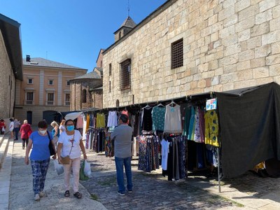 Parades del mercat setmanal de la Seu al costat del Parc del Cadí