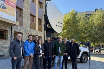 Un vehicle 4x4 amb un radar mòbil recorre el Pirineu per trobar els millors emplaçaments per instal·lar definitivament tres nous radars meteorològics (Foto: ACN/Marta Lluvich)