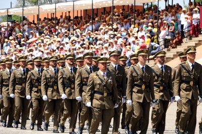 Desfilada de militars formats a l'Acadèmia de Talarn (ACN / arxiu)