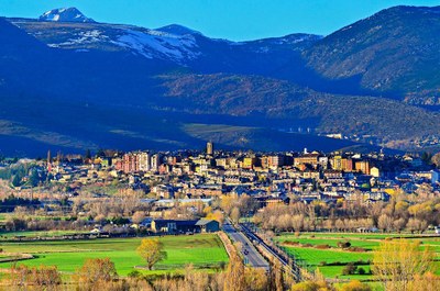 Puigcerdà, amb la carretera N-260 en primer terme (Foto: Aj. Puigcerdà / arxiu)