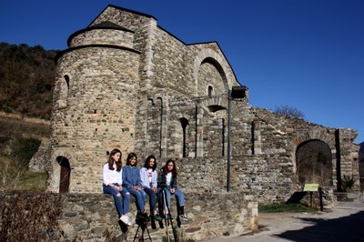 Alumnes de l'Institut La Valira al Monestir de Sant Serni de Tavèrnoles (Foto: ACN)