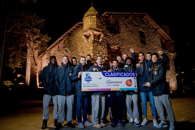 El MoraBanc Andorra celebra, enfront de la Casa de la Vall, la classificació per a la Copa (Foto: BC Andorra)