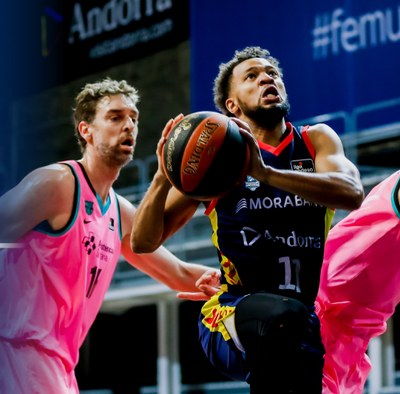 Pau Gasol i Clevin Hannah, en el partit MoraBanc-Barça de la temporada 2020-2021 (Foto: BC MoraBanc Andorra)