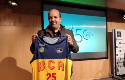 El president del BC Andorra, Gorka Aixàs, amb la samarreta commemorativa del 50è aniversari (Foto: MoraBanc Andorra)